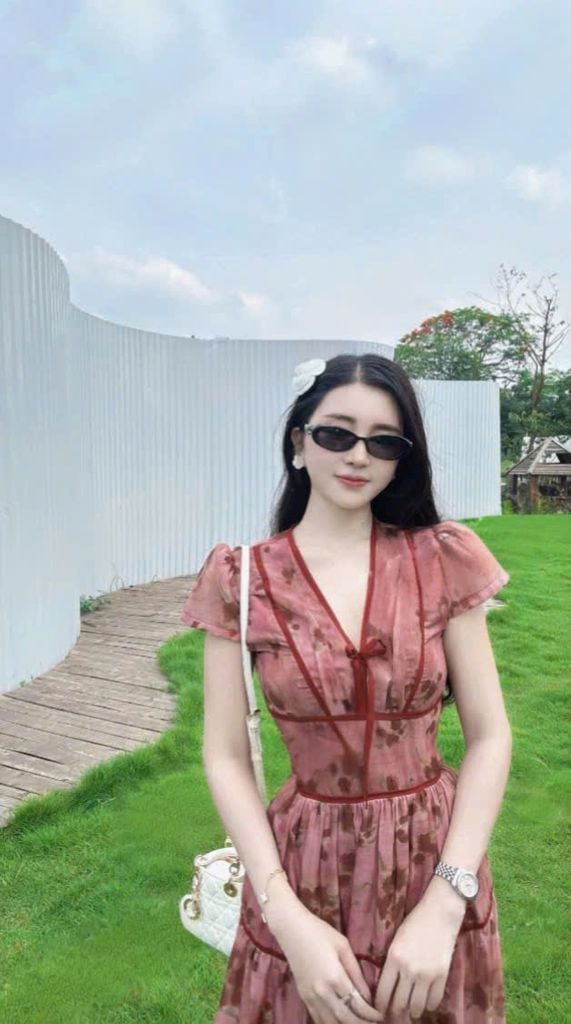 VGU0678 ĐẦM HOA ĐÍNH NƠ NGỰC