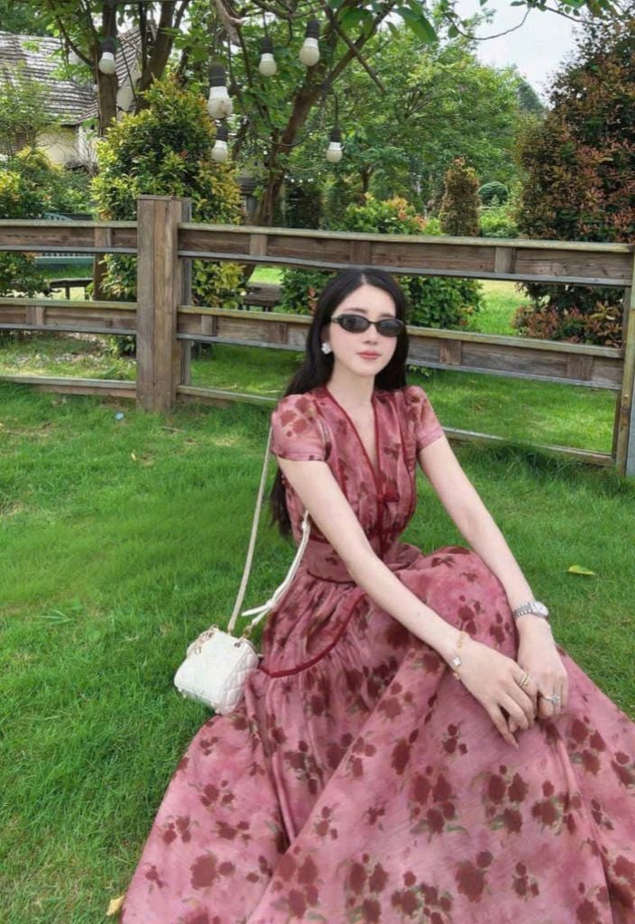 VGU0678 ĐẦM HOA ĐÍNH NƠ NGỰC