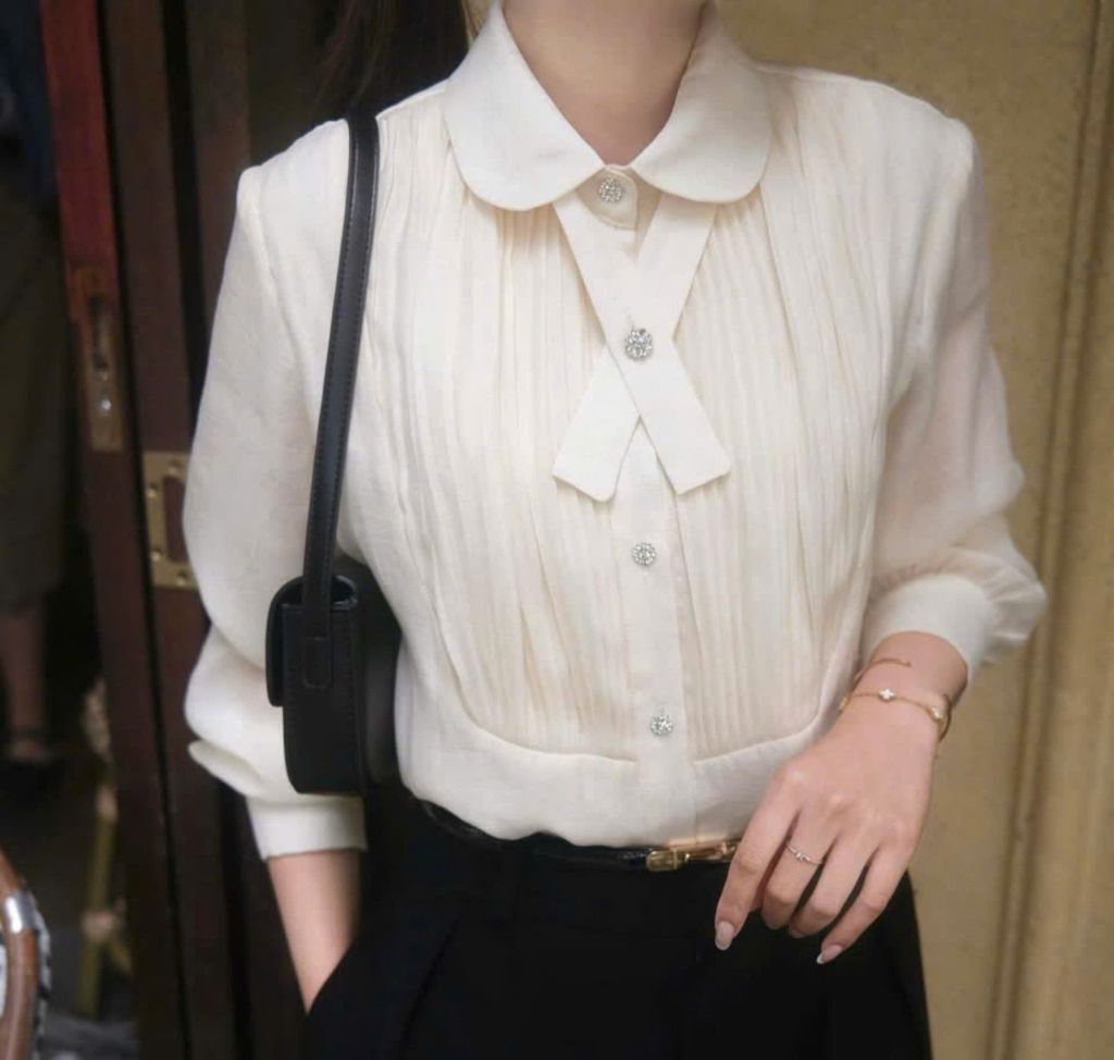 TB9193 SET SƠMI XẾP LI NGỰC NÚT ĐÁ - QUẦN TÂY (KEM)