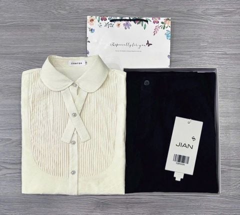 TB9193 SET SƠMI XẾP LI NGỰC NÚT ĐÁ - QUẦN TÂY (KEM)