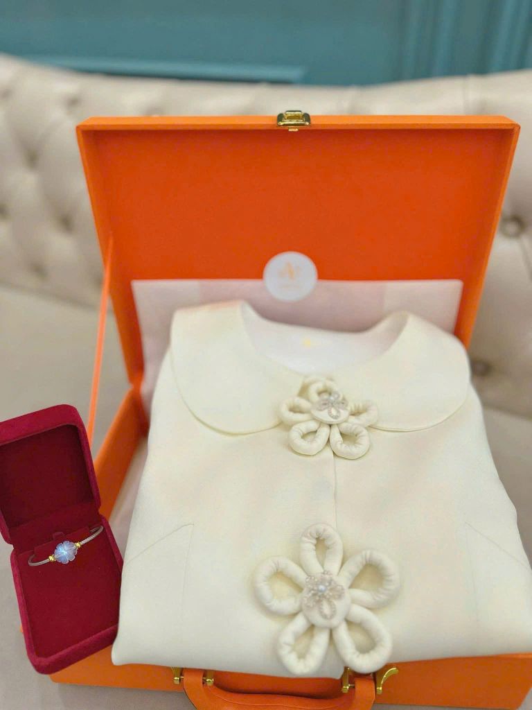 VGU1454 SET ÁO CỔ SEN KẾT HOA - CHÂN VÁY KEM