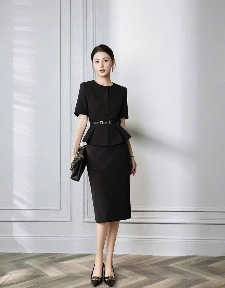 VGU1446 SET ÁO TÙNG PEPLUM - CHÂN VÁY A + NỊT (ĐEN)