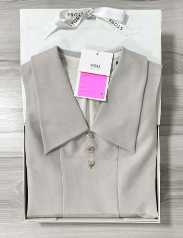 VGU1470 ĐẦM NGẮN SÁT NÁCH CỔ NHỌN ĐÍNH NÚT (DA)