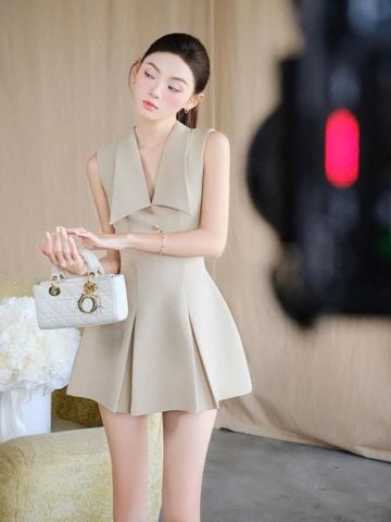 VGU1470 ĐẦM NGẮN SÁT NÁCH CỔ NHỌN ĐÍNH NÚT (DA)