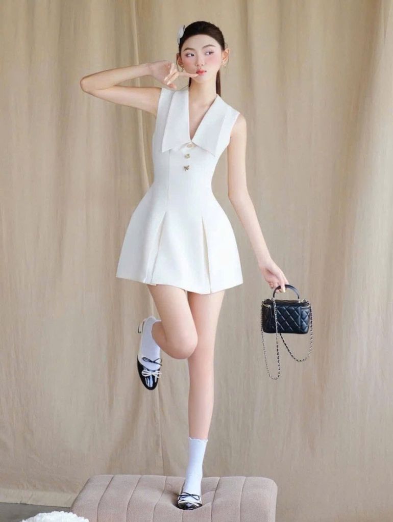 VGU1469 ĐẦM NGẮN SÁT NÁCH CỔ NHỌN ĐÍNH NÚT (TRẮNG)