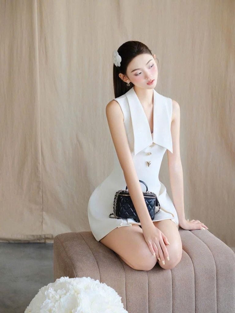 VGU1469 ĐẦM NGẮN SÁT NÁCH CỔ NHỌN ĐÍNH NÚT (TRẮNG)