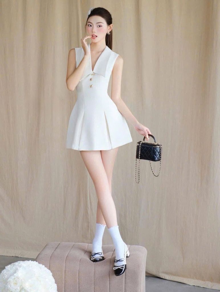 VGU1469 ĐẦM NGẮN SÁT NÁCH CỔ NHỌN ĐÍNH NÚT (TRẮNG)