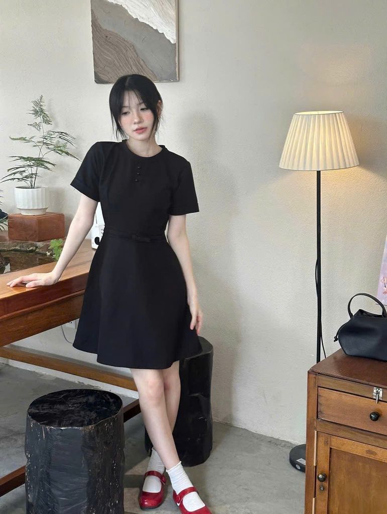 VGU1557 ĐẦM ĐEN CỔ ĐÍNH NÚT