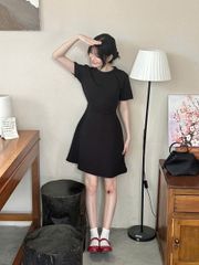 VGU1557 ĐẦM ĐEN CỔ ĐÍNH NÚT