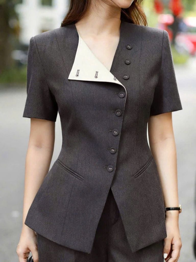 SKY9633 SET VEST CỔ SẺ V ĐÍNH NÚT (XÁM )