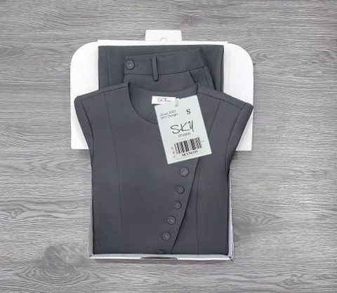 SKY9633 SET VEST CỔ SẺ V ĐÍNH NÚT (XÁM )