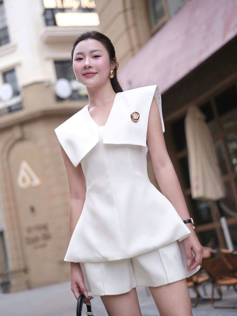 KS1653 -  SET ÁO CỔ CHOÀNG ĐÍNH TAG, QUẦN SHORT (KEM)