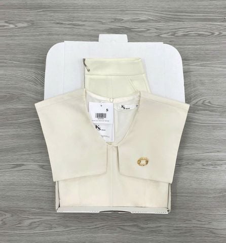 KS1653 -  SET ÁO CỔ CHOÀNG ĐÍNH TAG, QUẦN SHORT (KEM)