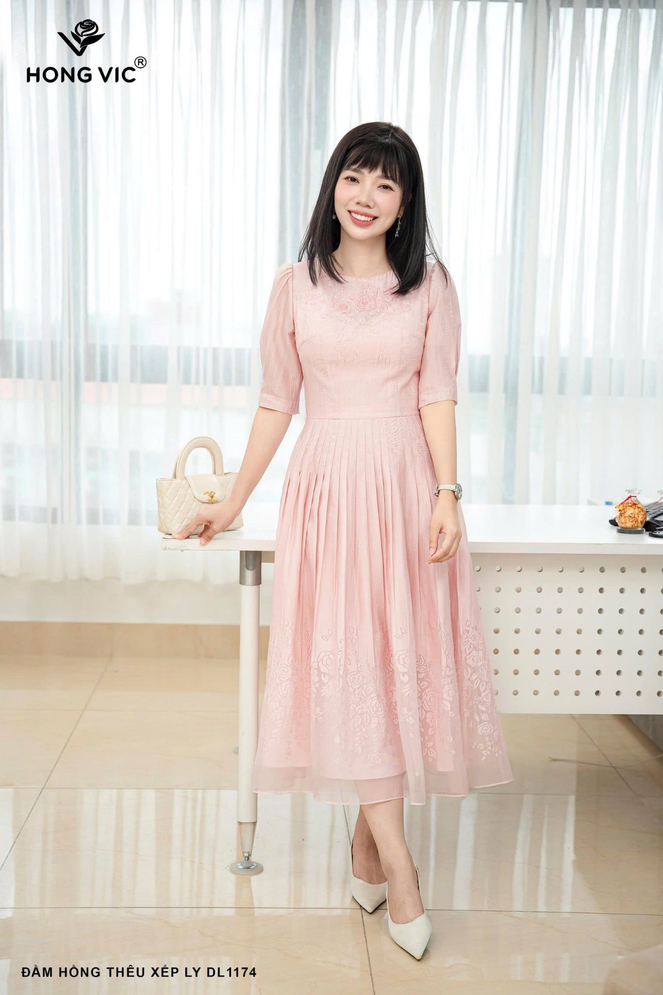 Đầm hồng thêu hoa xếp ly DL1174