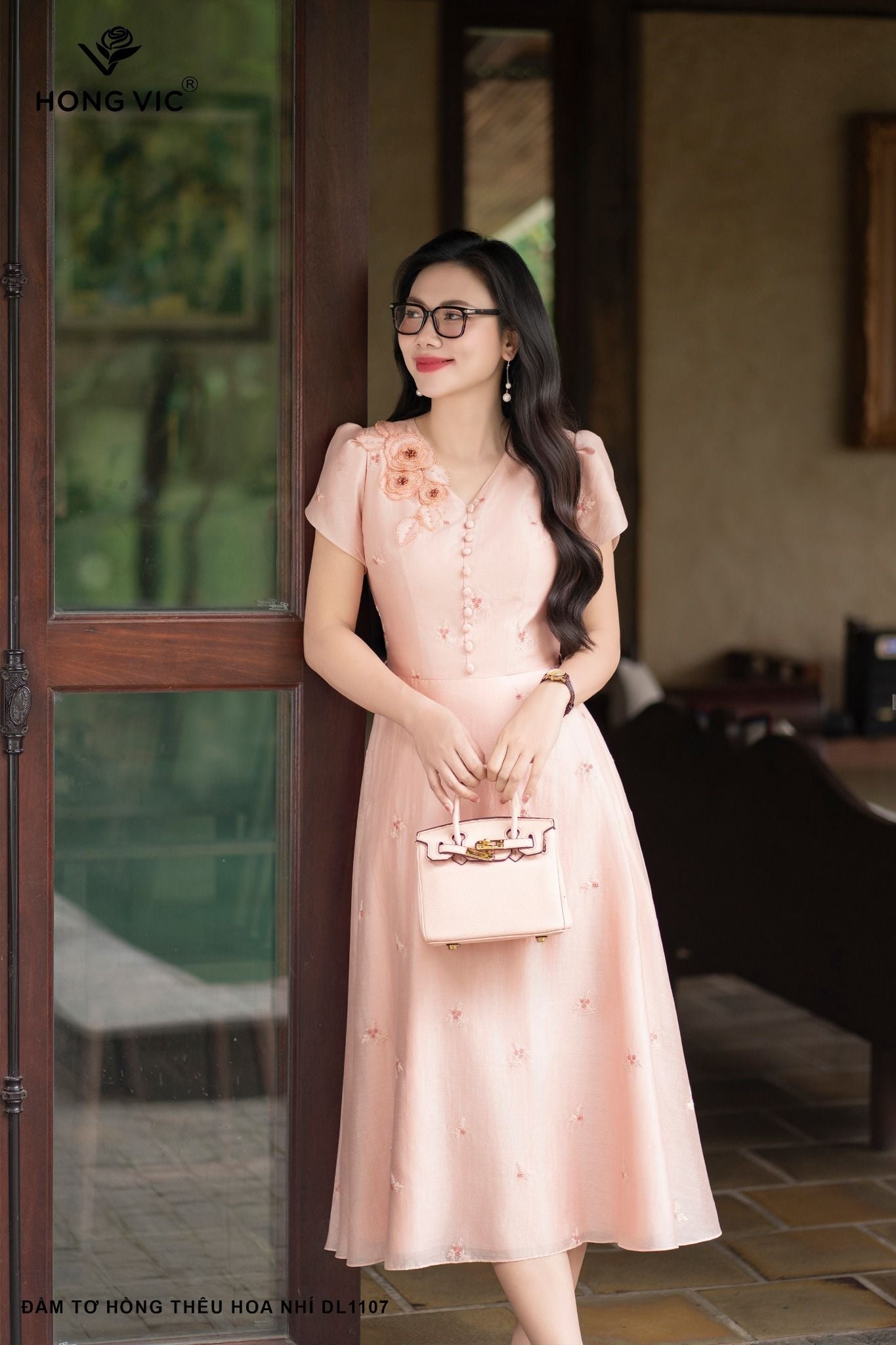 Đầm tơ hồng thêu hoa nhí DL1107