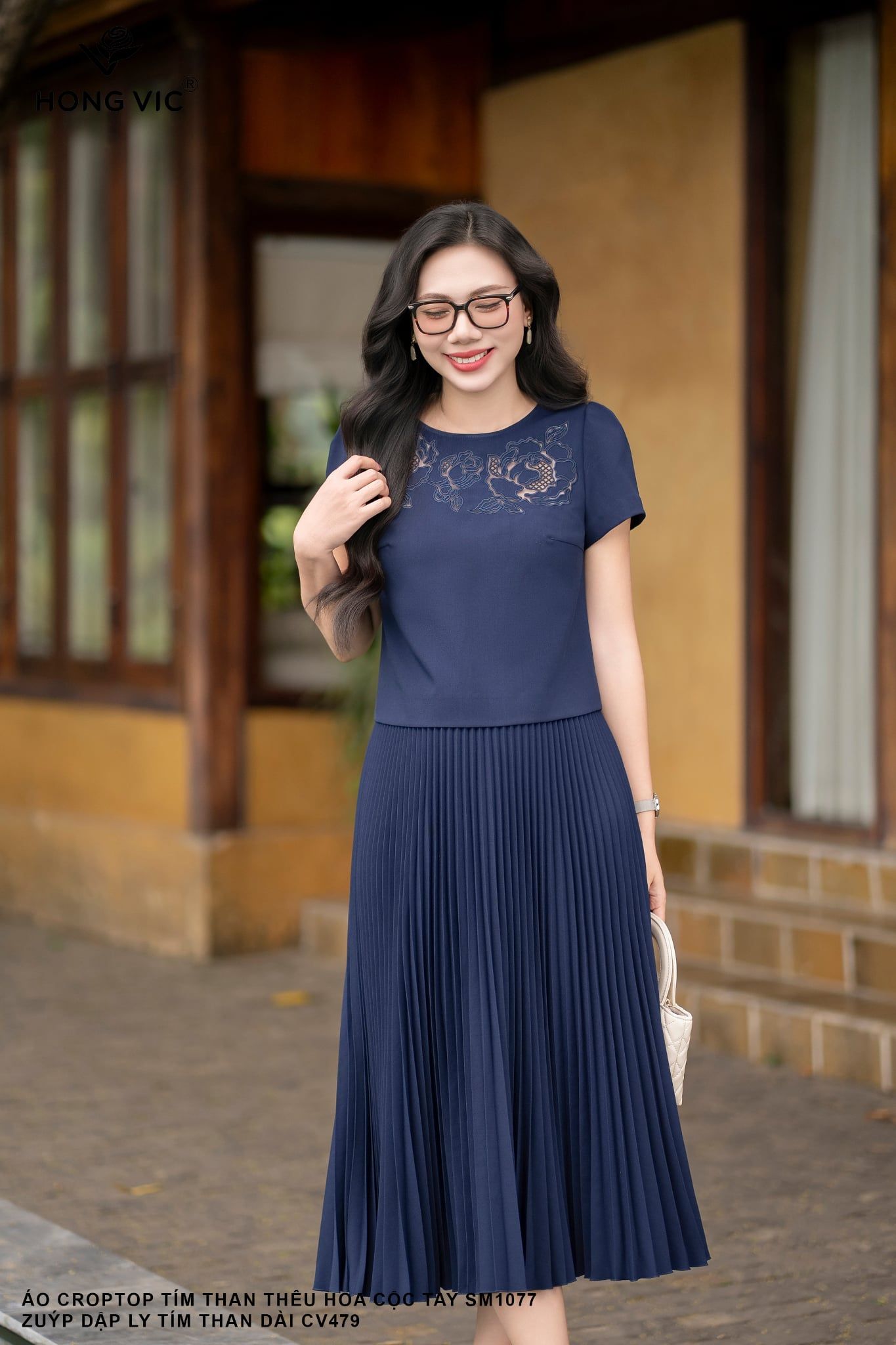 Áo croptop tím than thêu hoa cộc tay