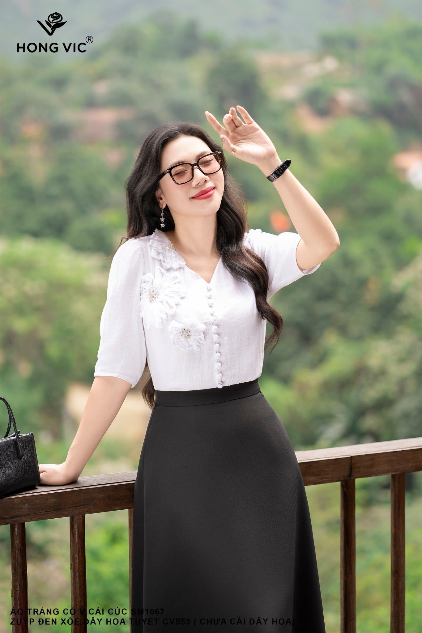 Áo trắng cổ V cài cúc SM1067