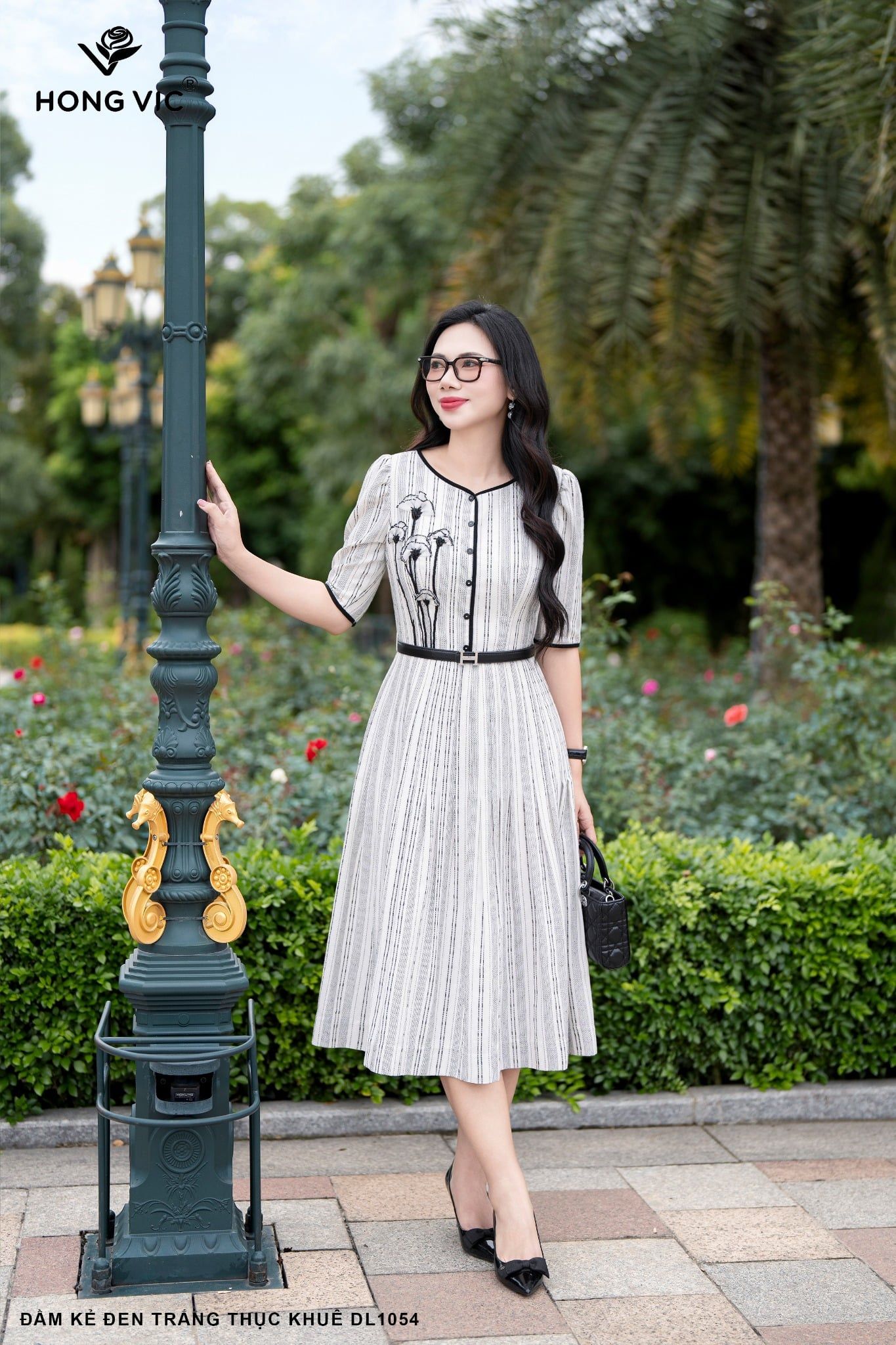 Đầm kẻ đen trắng thục khuê DL1054