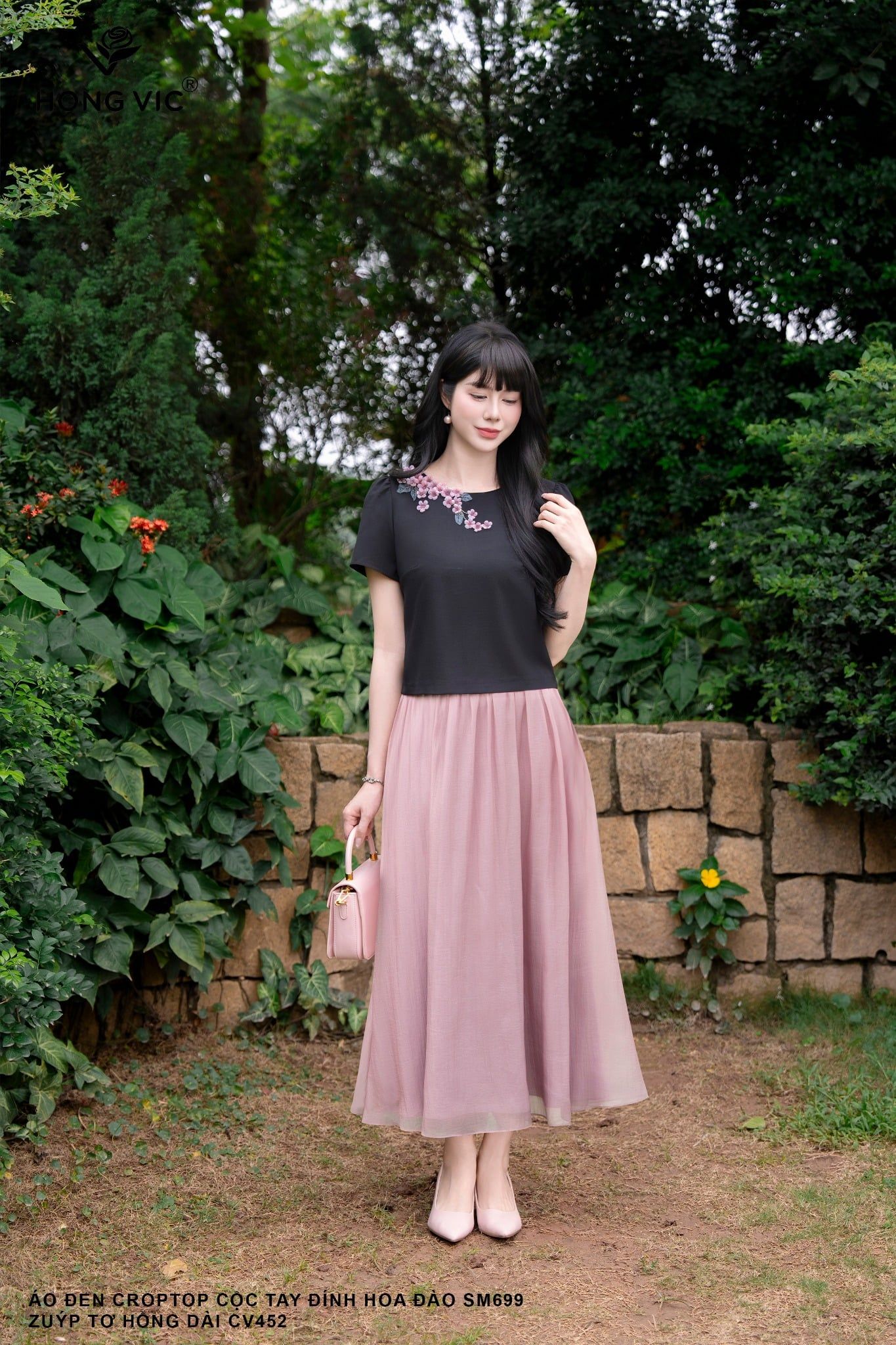 Áo đen croptop cộc tay đính hoa đào SM699