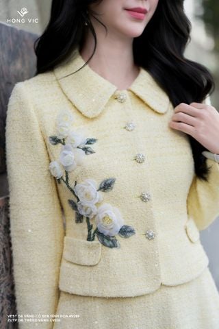 Vest dạ vàng cổ sen đính hoa AV269