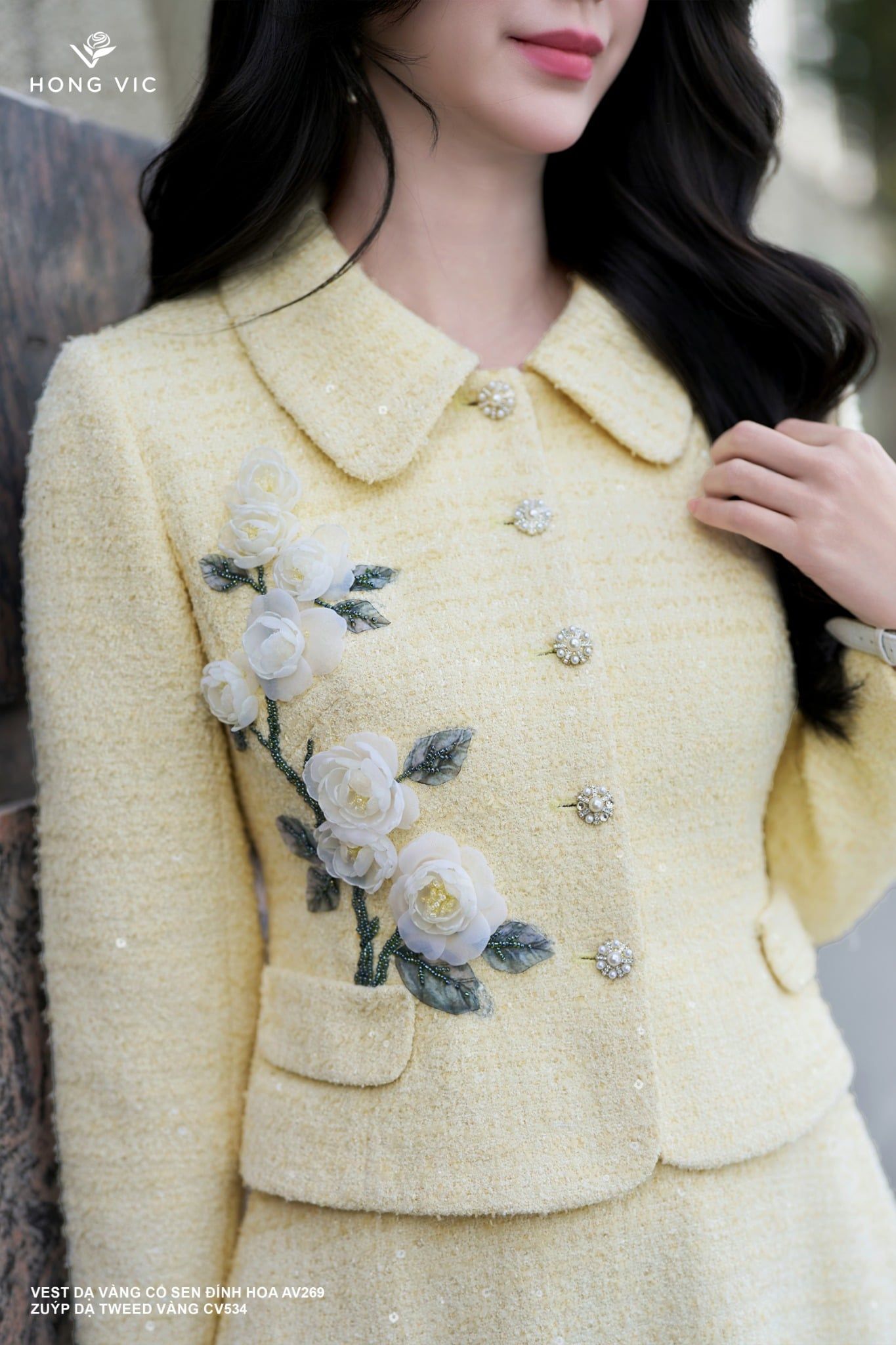 Vest dạ vàng cổ sen đính hoa AV269