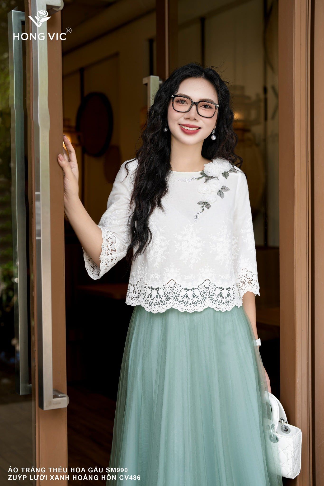 Áo trắng thêu hoa gấu SM990