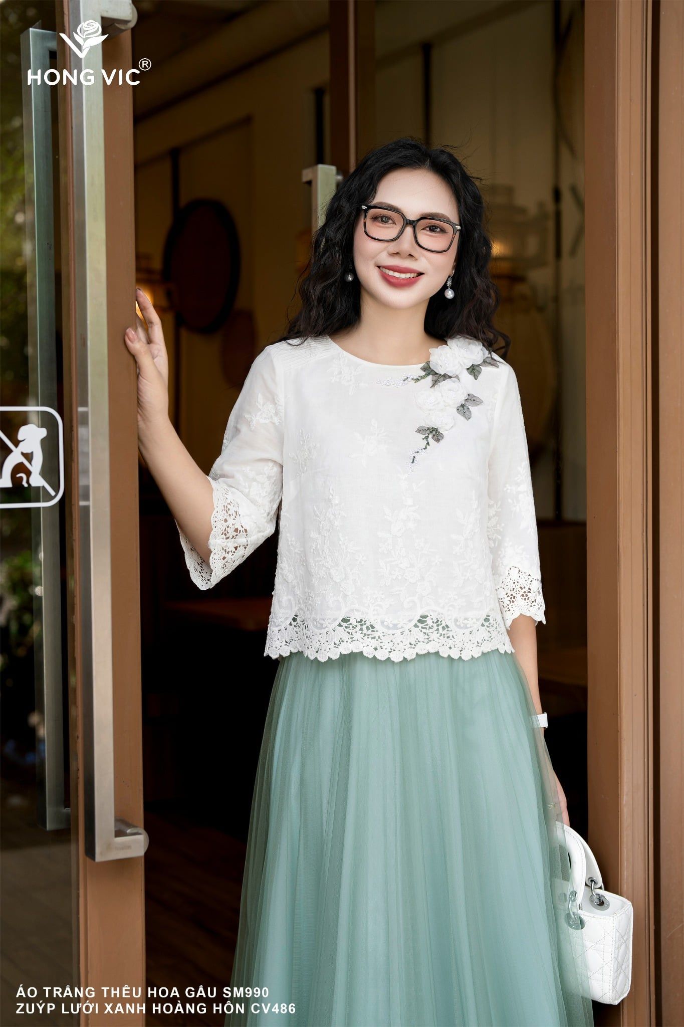 Áo trắng thêu hoa gấu SM990