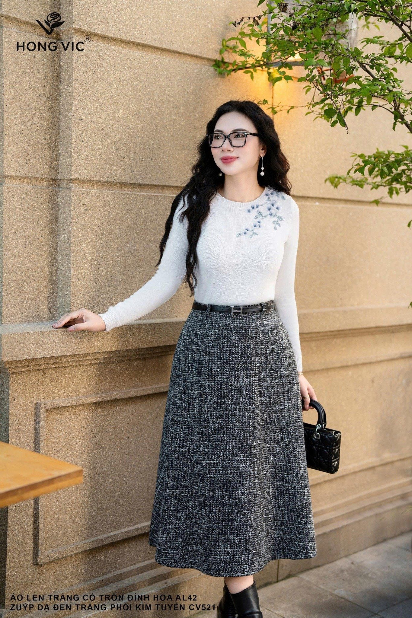 Áo len trắng cổ tròn đính hoa AL42