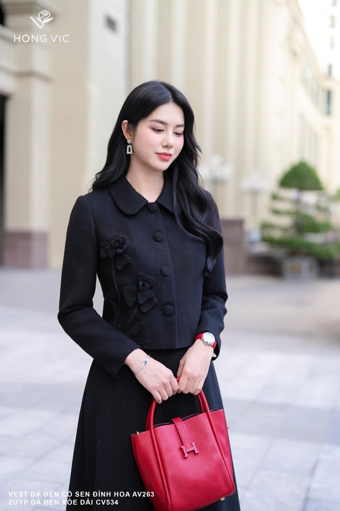 Vest dạ đen cổ sen đính hoa AV263