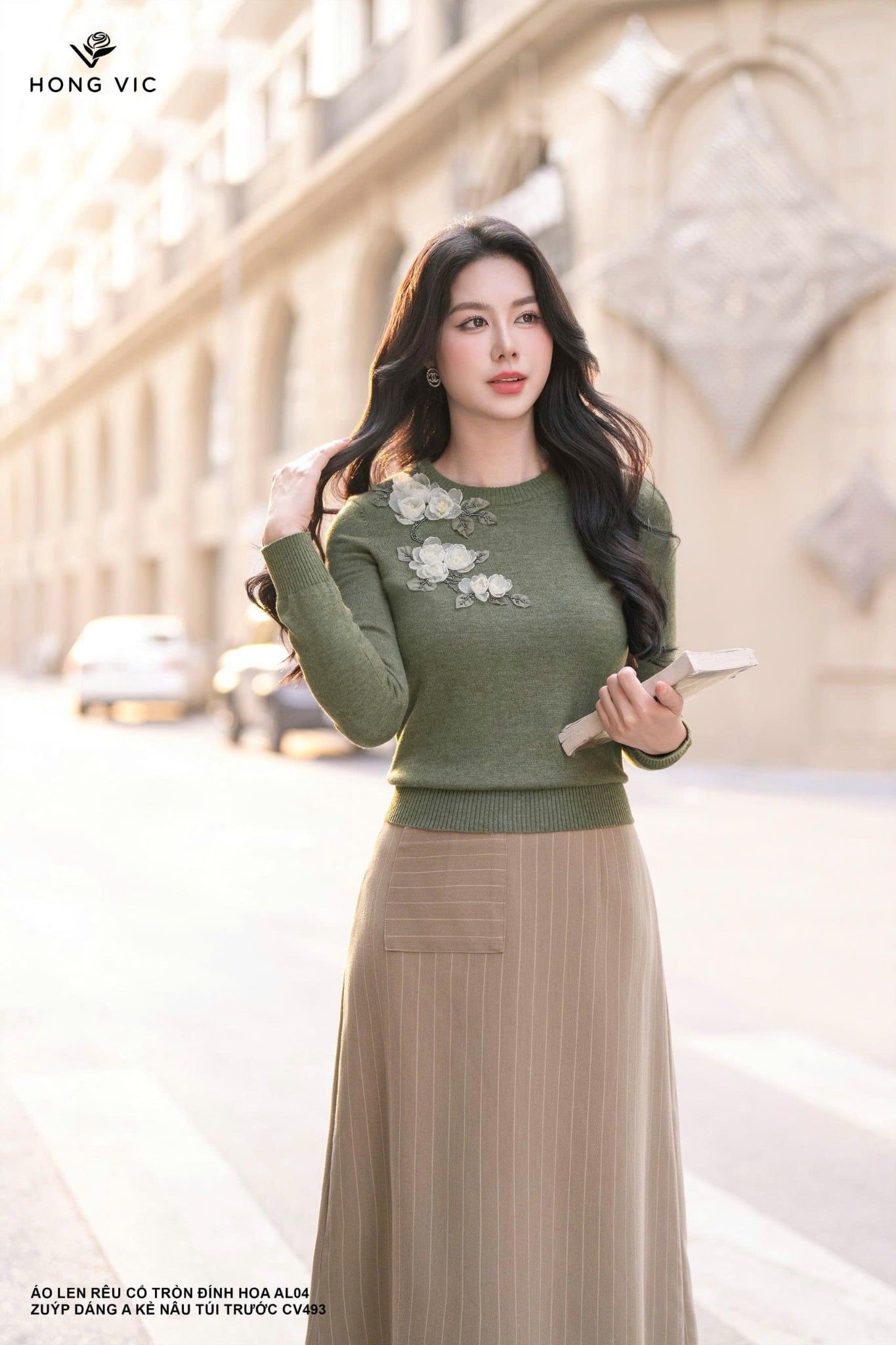 Áo len rêu cổ tròn đính hoa AL04