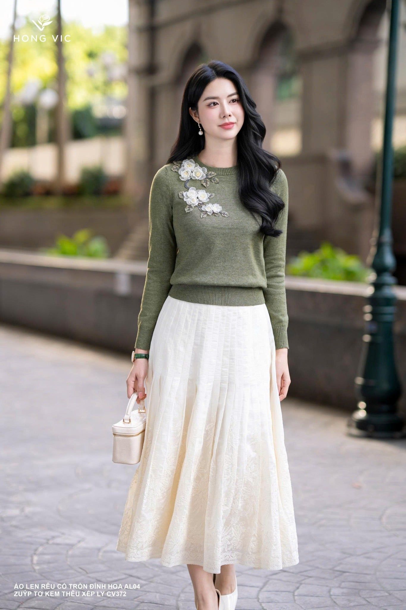 Áo len rêu cổ tròn đính hoa AL04