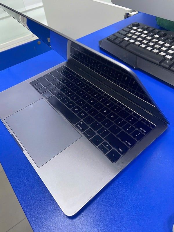 Laptop Macbook Pro A1708 2017 Cũ giá rẻ đẹp 98%