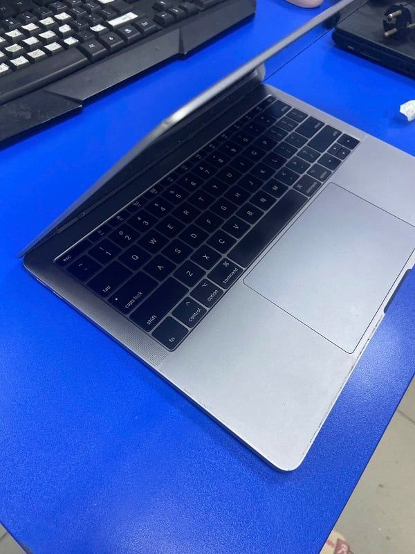Laptop Macbook Pro A1708 2017 Cũ giá rẻ đẹp 98%