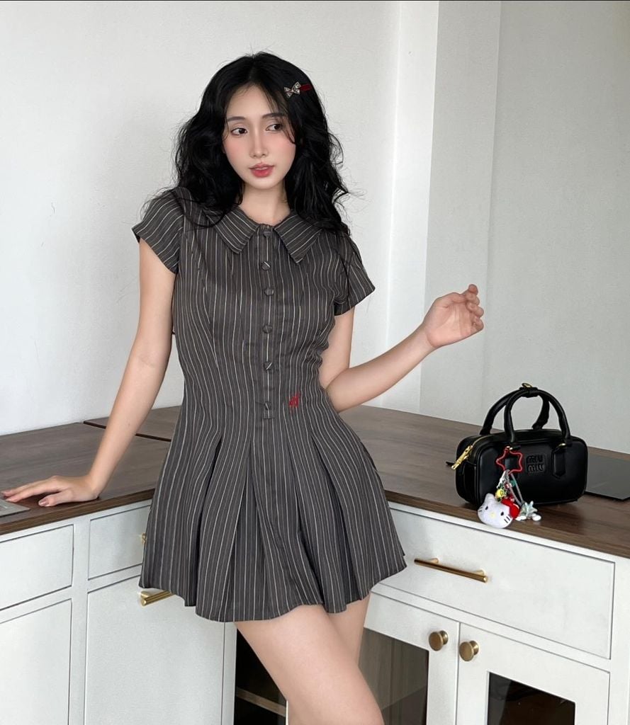  Đầm cổ sơ mi xếp ly tay ngắn kẻ sọc xám Seul Gi - KILL SYSTEM 