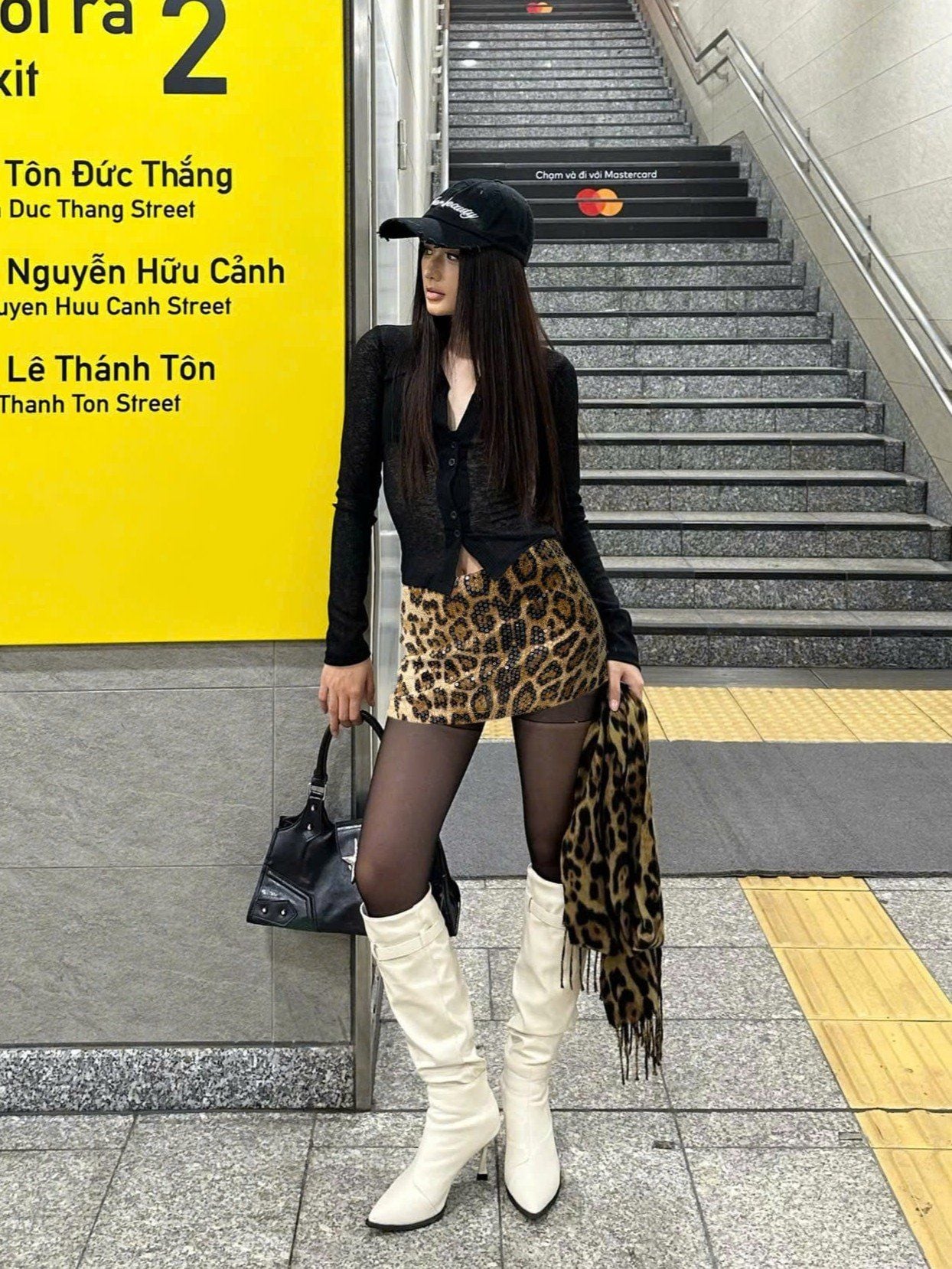  Chân váy ngắn da beo cạp trễ Jessy phối kim sa lấp lánh 