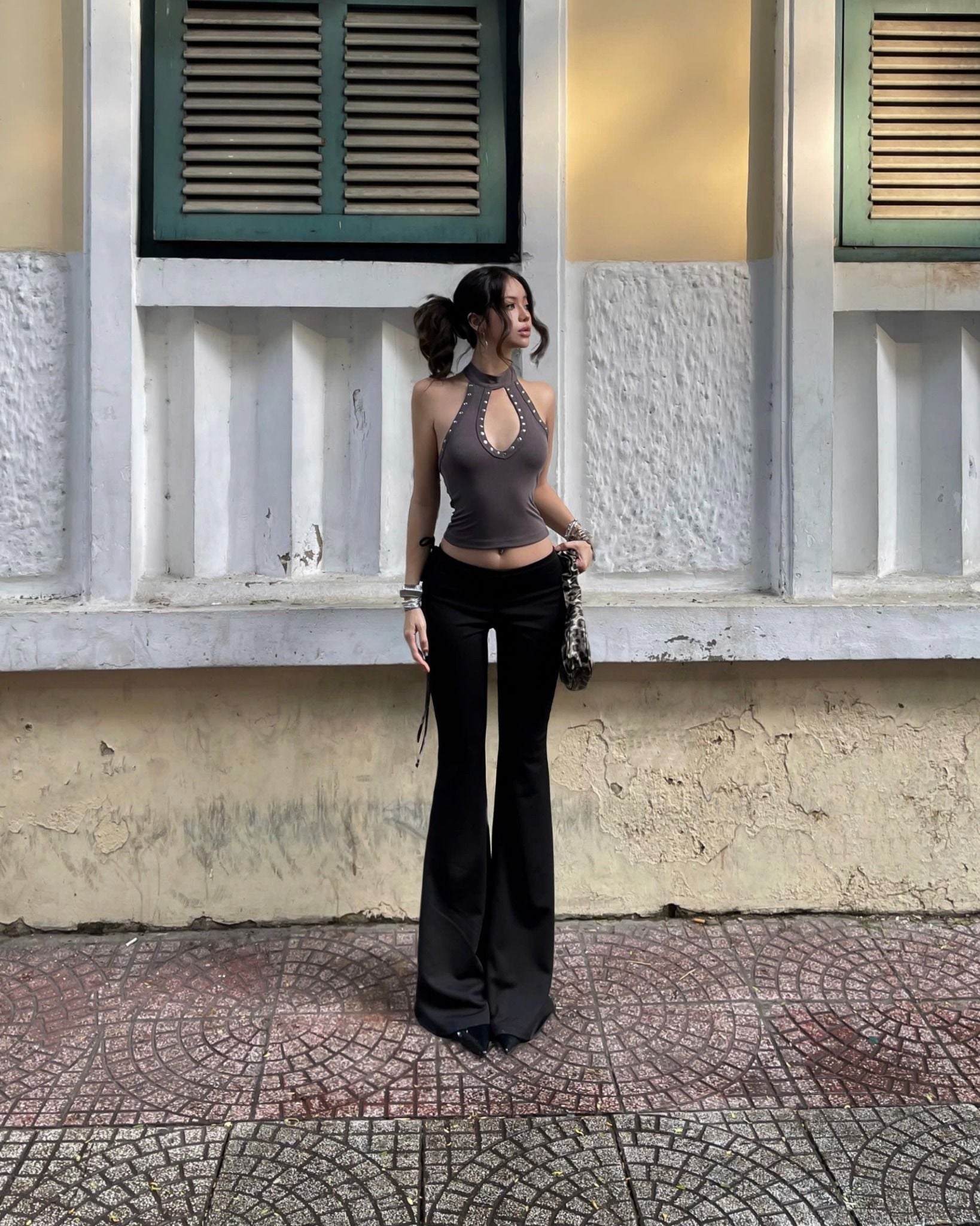  Áo cổ yếm khoét ngực đinh tán sexy ZIFAN- KILLSYSTEM 