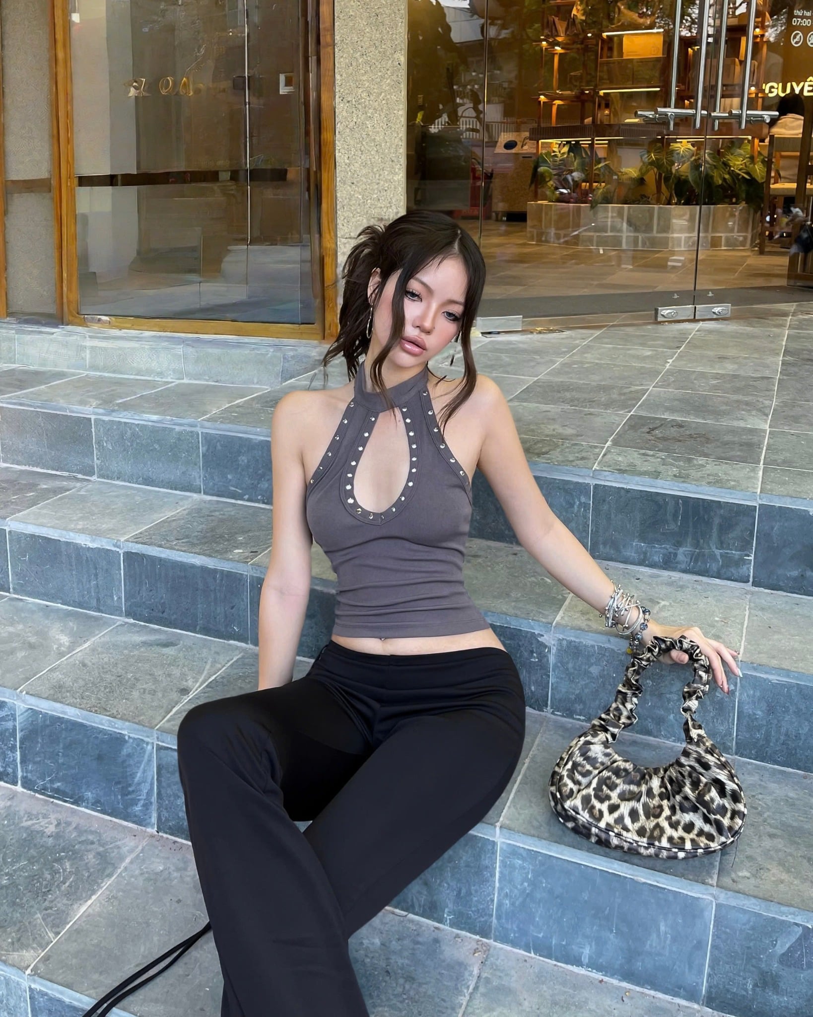  Áo cổ yếm khoét ngực đinh tán sexy ZIFAN- KILLSYSTEM 