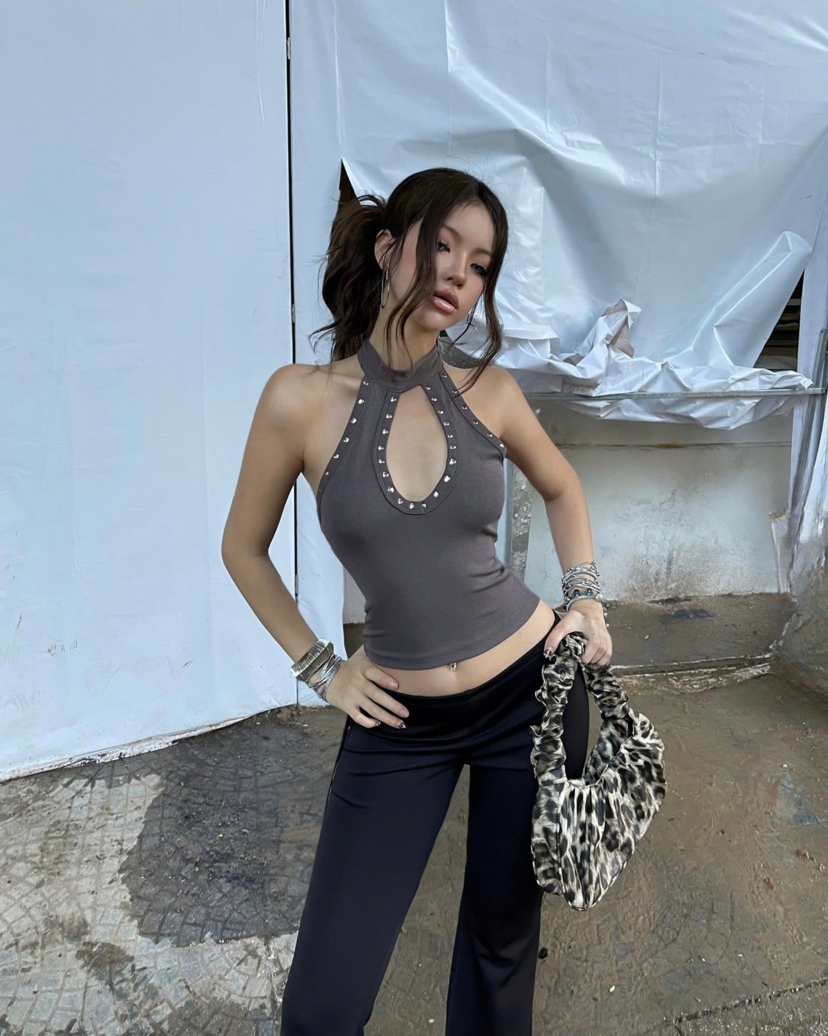  Áo cổ yếm khoét ngực đinh tán sexy ZIFAN- KILLSYSTEM 