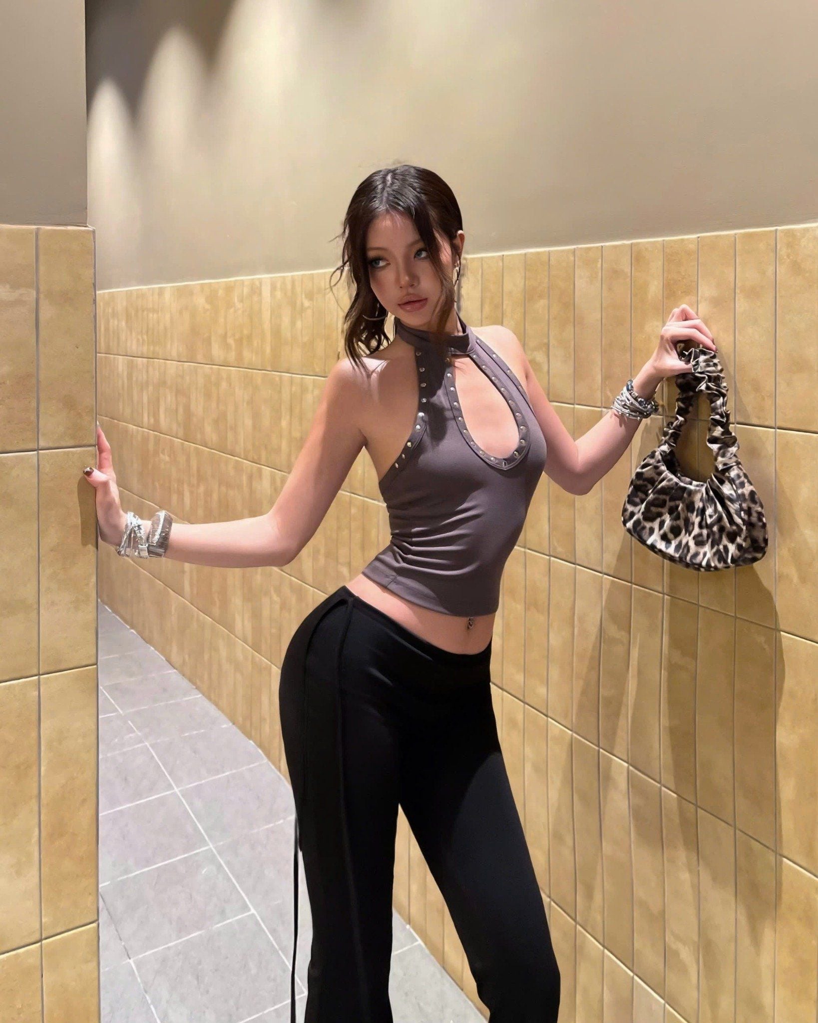  Áo cổ yếm khoét ngực đinh tán sexy ZIFAN- KILLSYSTEM 