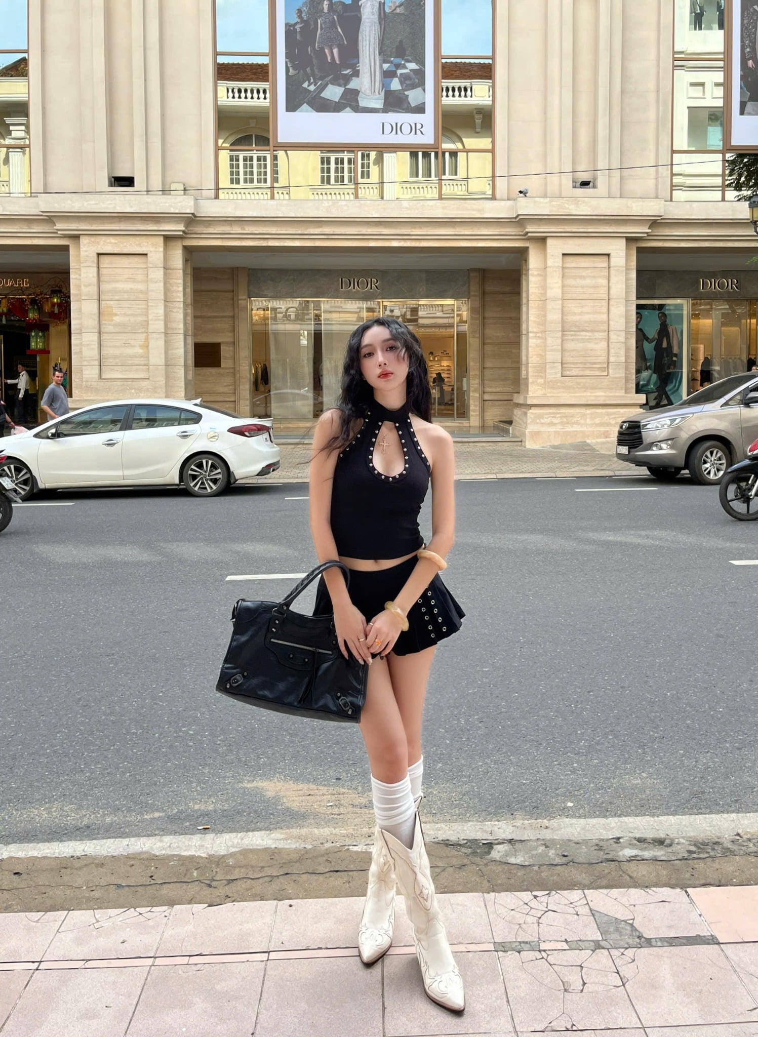  Áo cổ yếm khoét ngực đinh tán sexy ZIFAN- KILLSYSTEM 