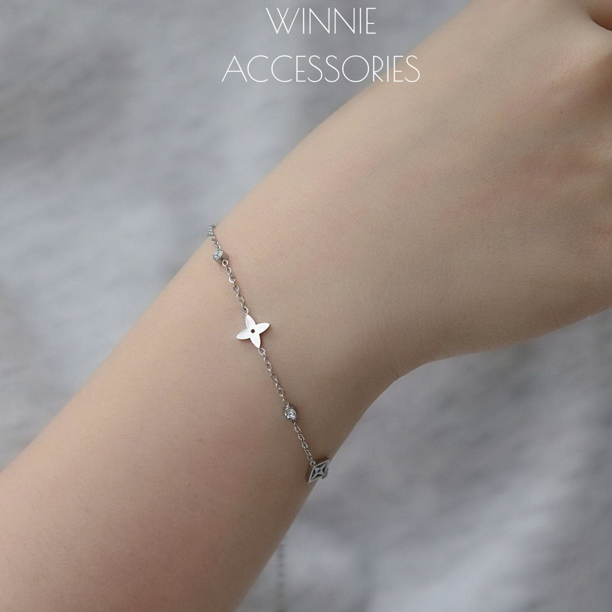  Lắc tay Titan Monogram 