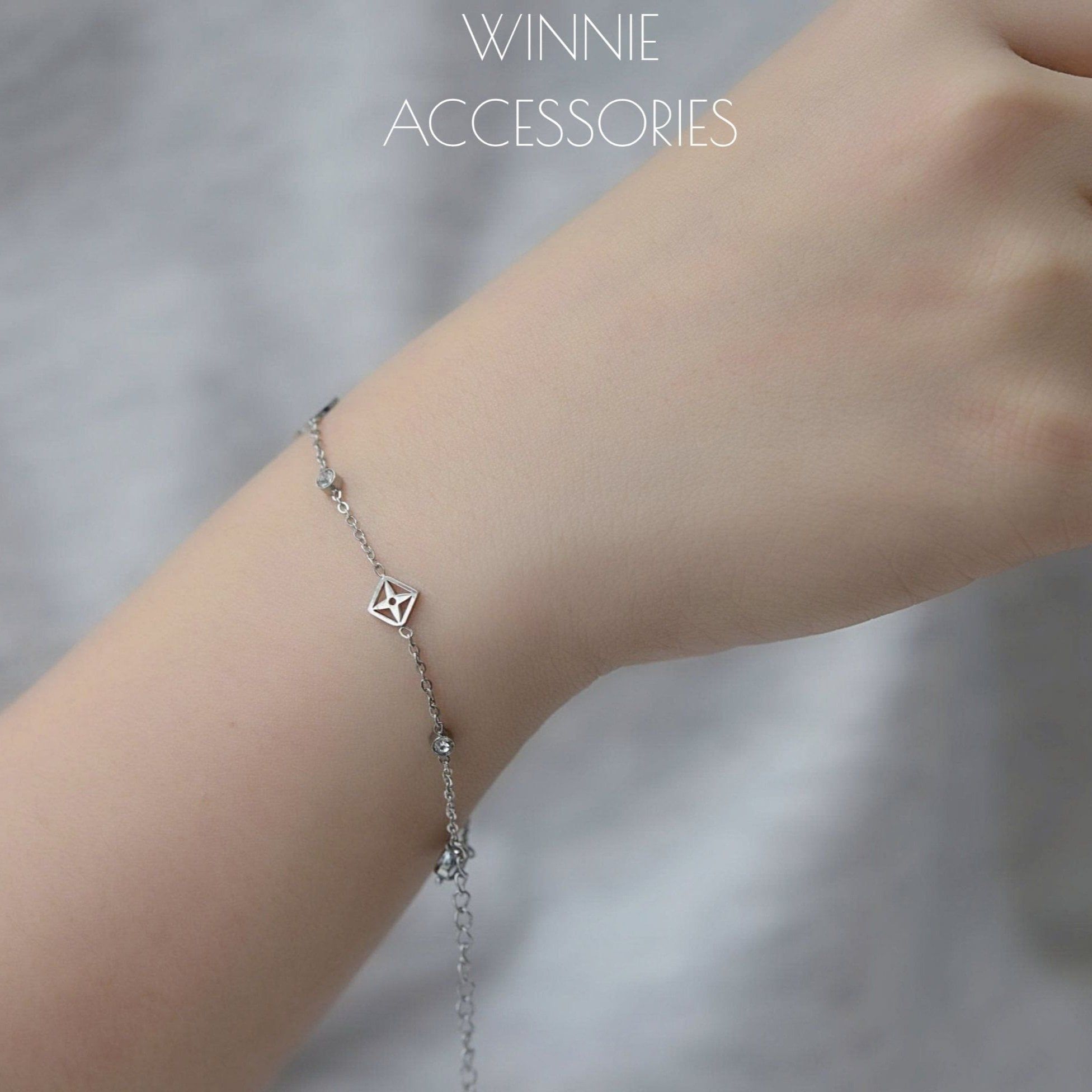  Lắc tay Titan Monogram 