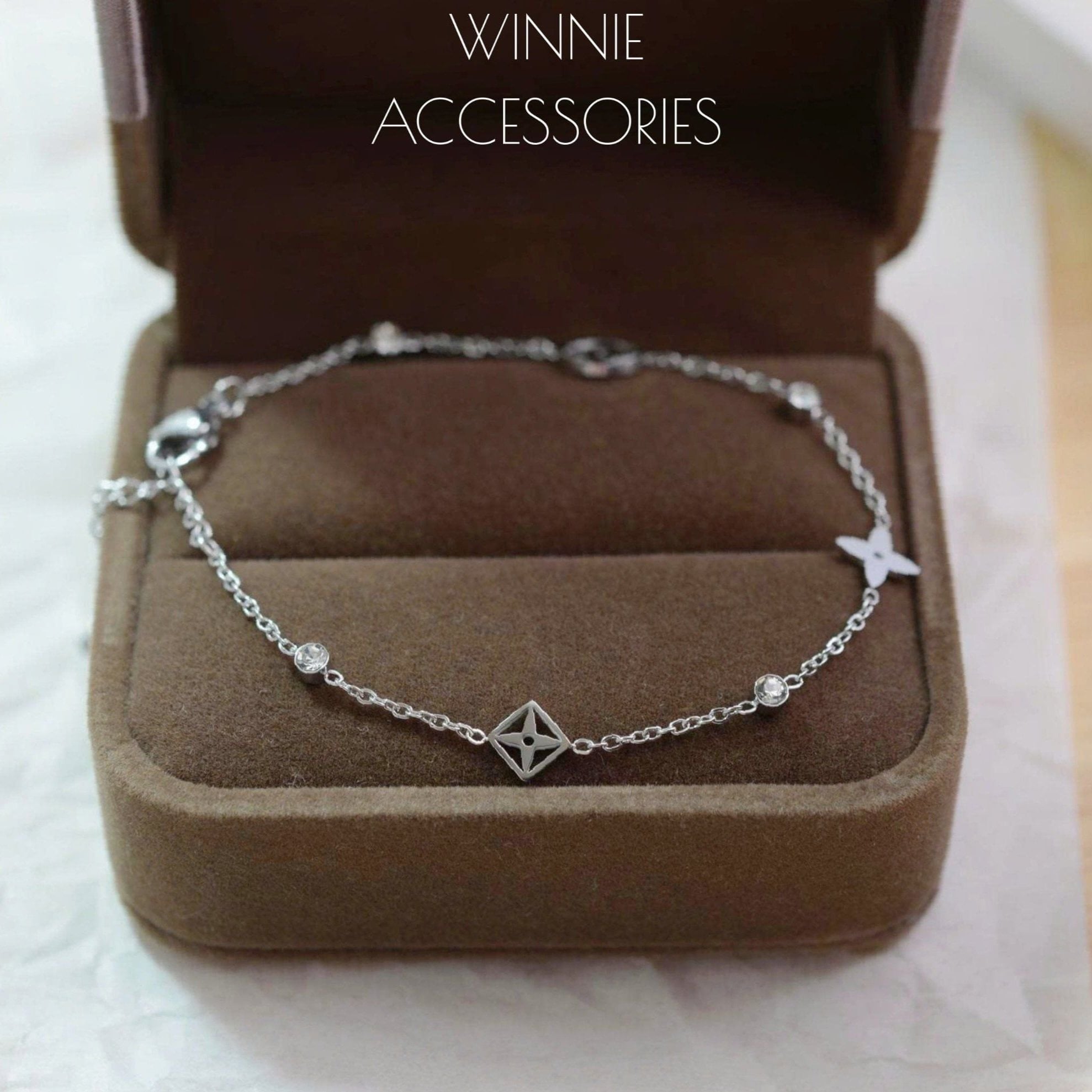  Lắc tay Titan Monogram 