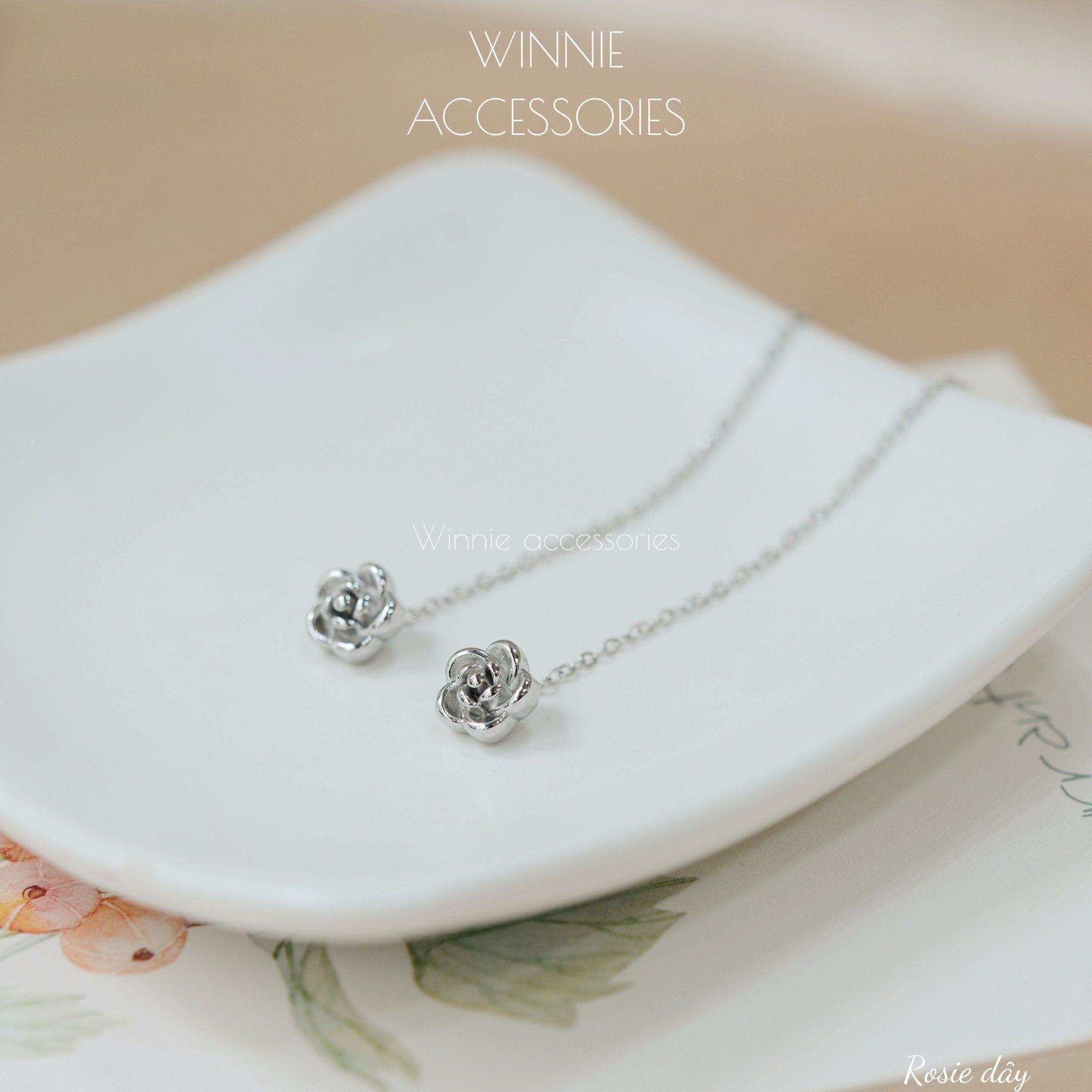  Hoa tai Titan Rosie dây 