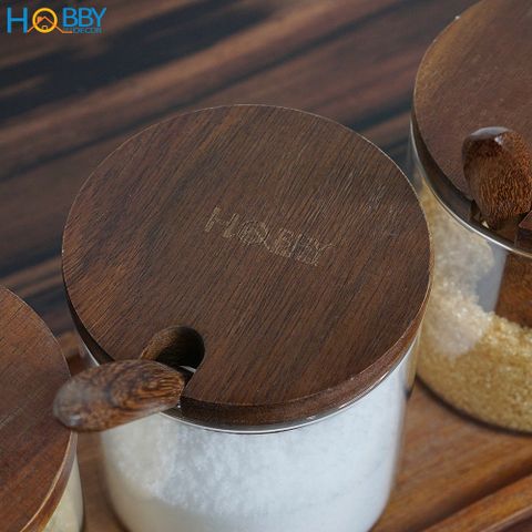 Combo 3 hủ gia vị thủy tinh kèm khay muỗng Hobby Home Decor HGV3D bằng gỗ keo - dung tích mỗi lọ 280ml