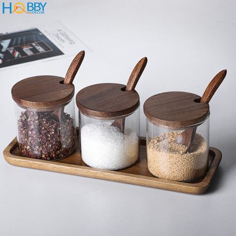Combo 3 hủ gia vị thủy tinh kèm khay muỗng Hobby Home Decor HGV3D bằng gỗ keo - dung tích mỗi lọ 280ml