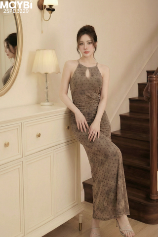 Đầm ôm chấm bi cổ yếm dáng midi