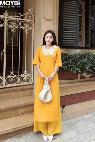 Áo dài ôm lụa vàng phối cổ ren trắng