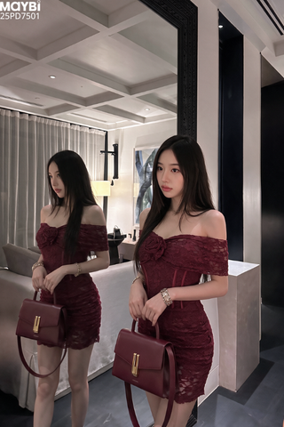 Đầm ren ôm bẹt vai đính hoa dáng mini