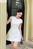 Đầm ren dáng mini cài hoa
